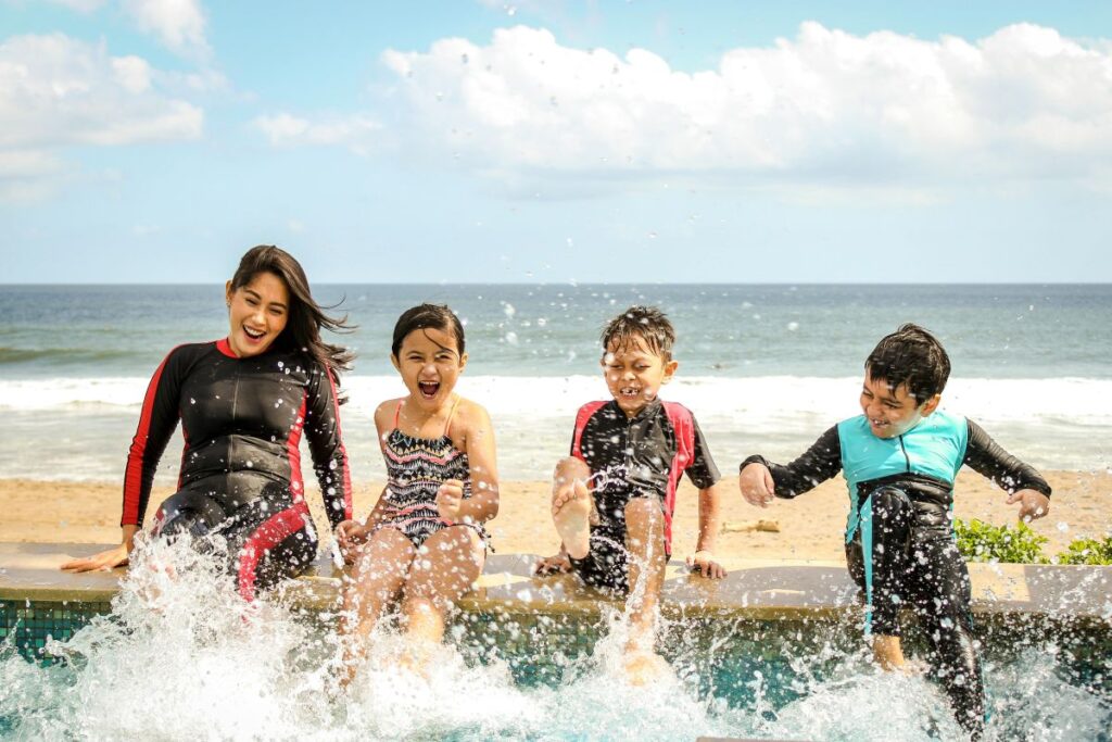 Kinder planschen im Wasser